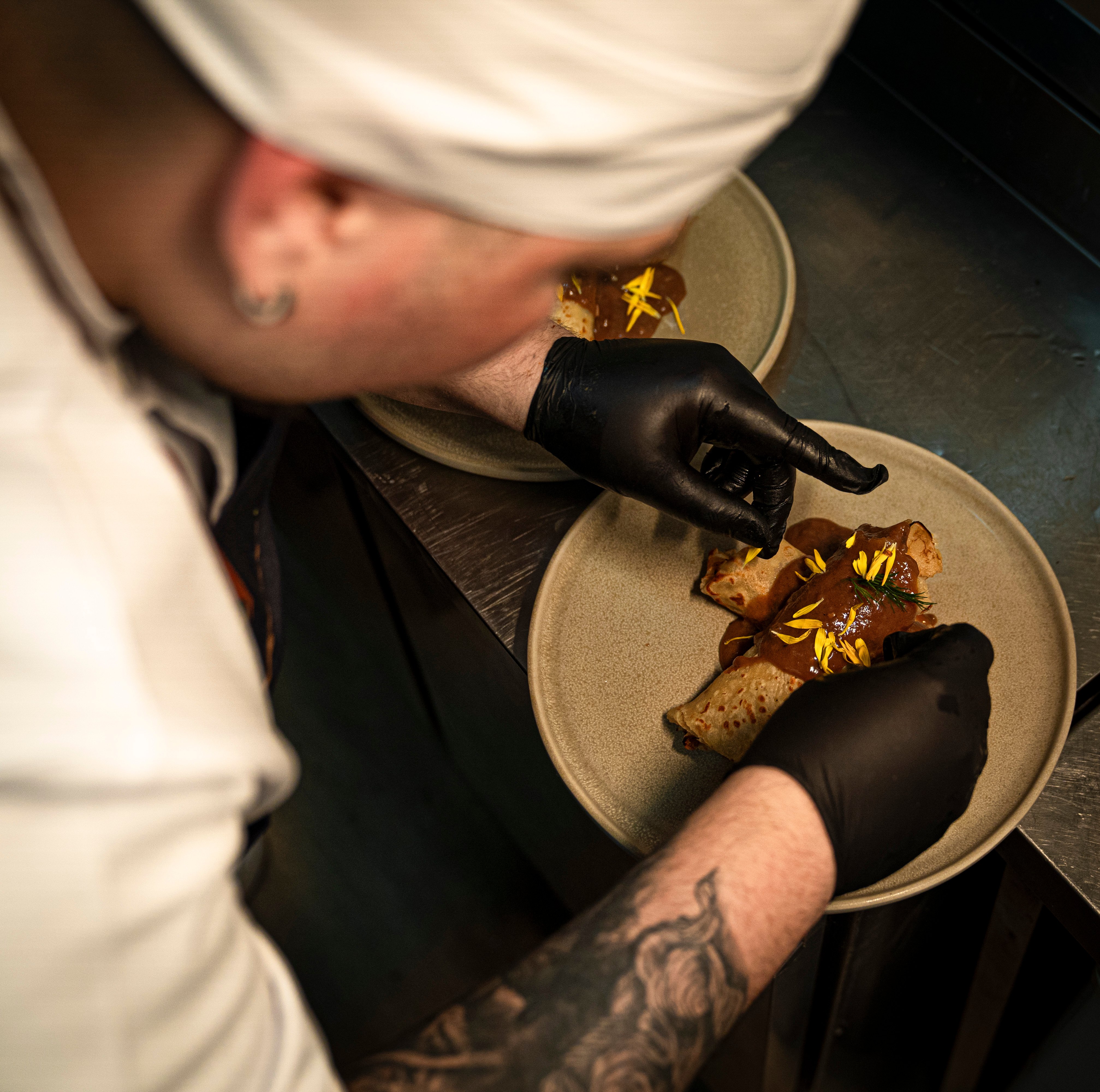 Chef emplatando en cocina - Cocina de autor Vino y Verás Las Tablas Madrid