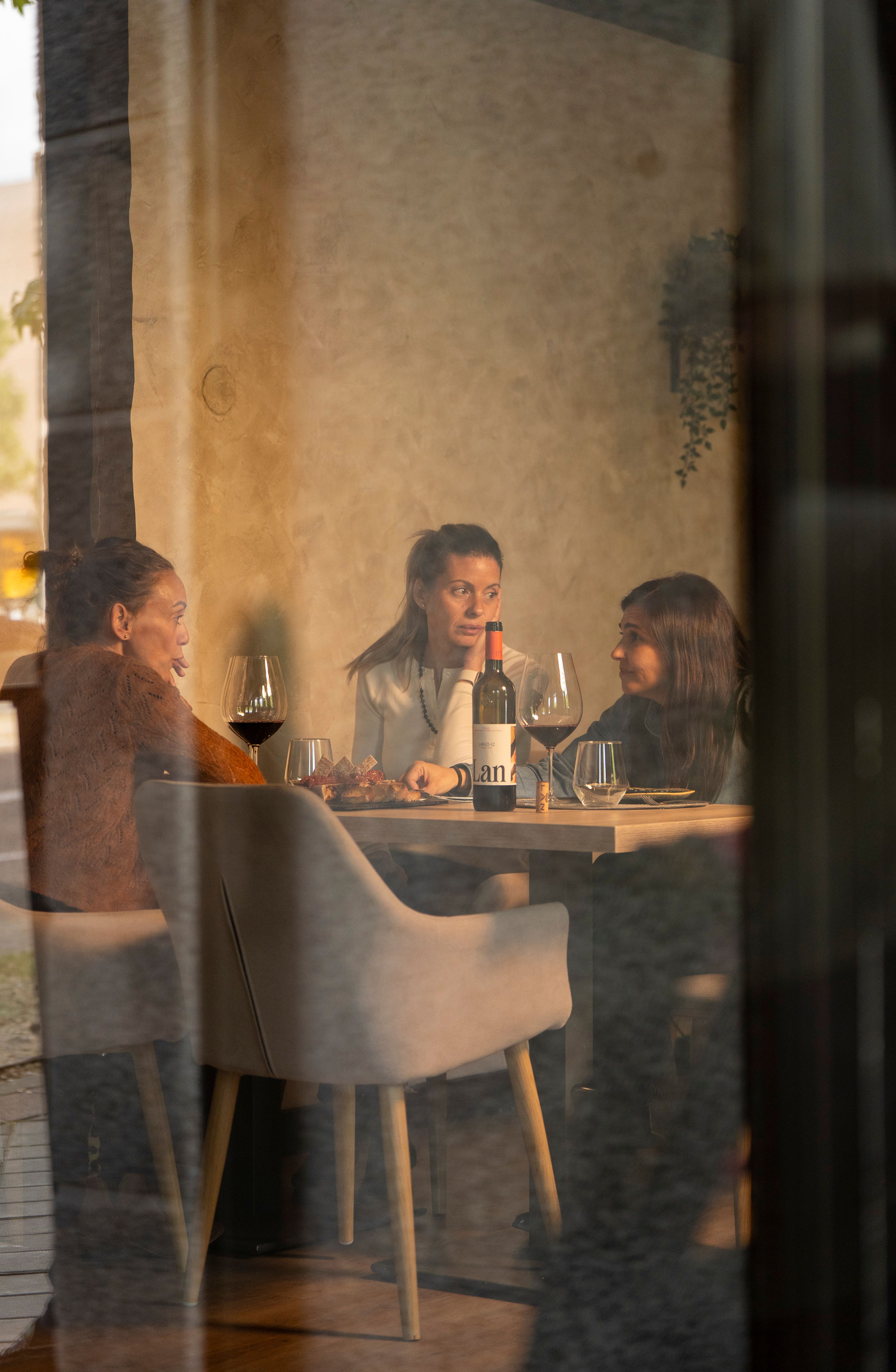 Clientas disfrutando vino en Vino y Verás - Vista desde ventana Las Tablas