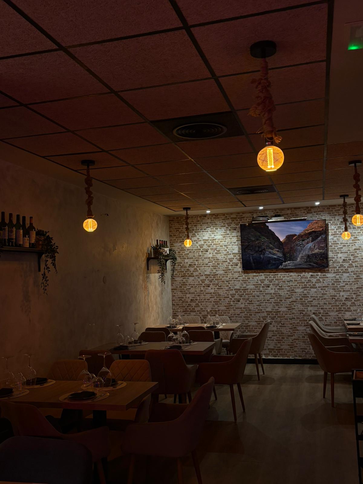 Interior acogedor de Vino y Verás con iluminación ambiente - Mejor restaurante Las Tablas