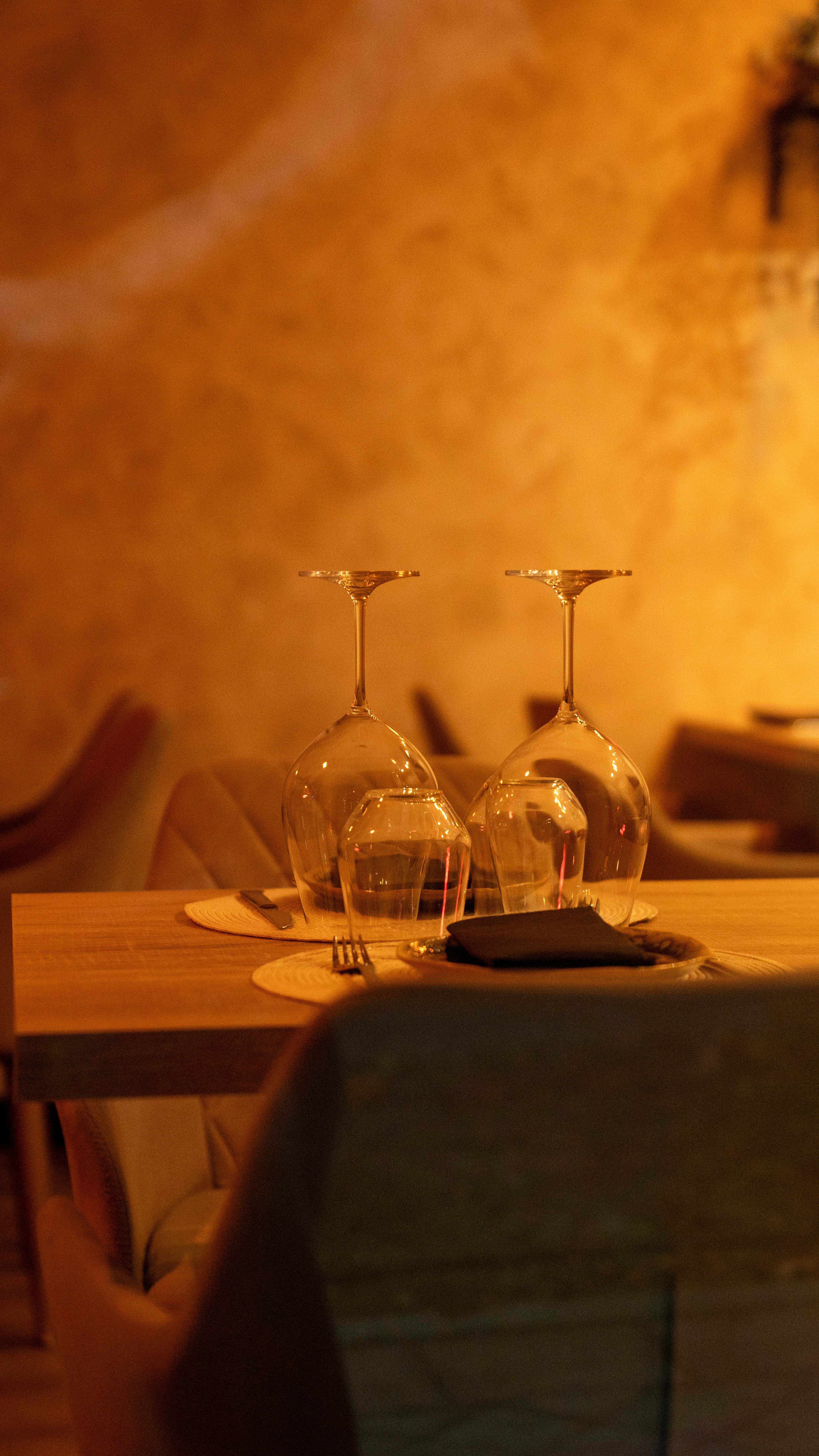 Mesa íntima con copas y luz cálida para una cena en Vino y Verás, Las Tablas