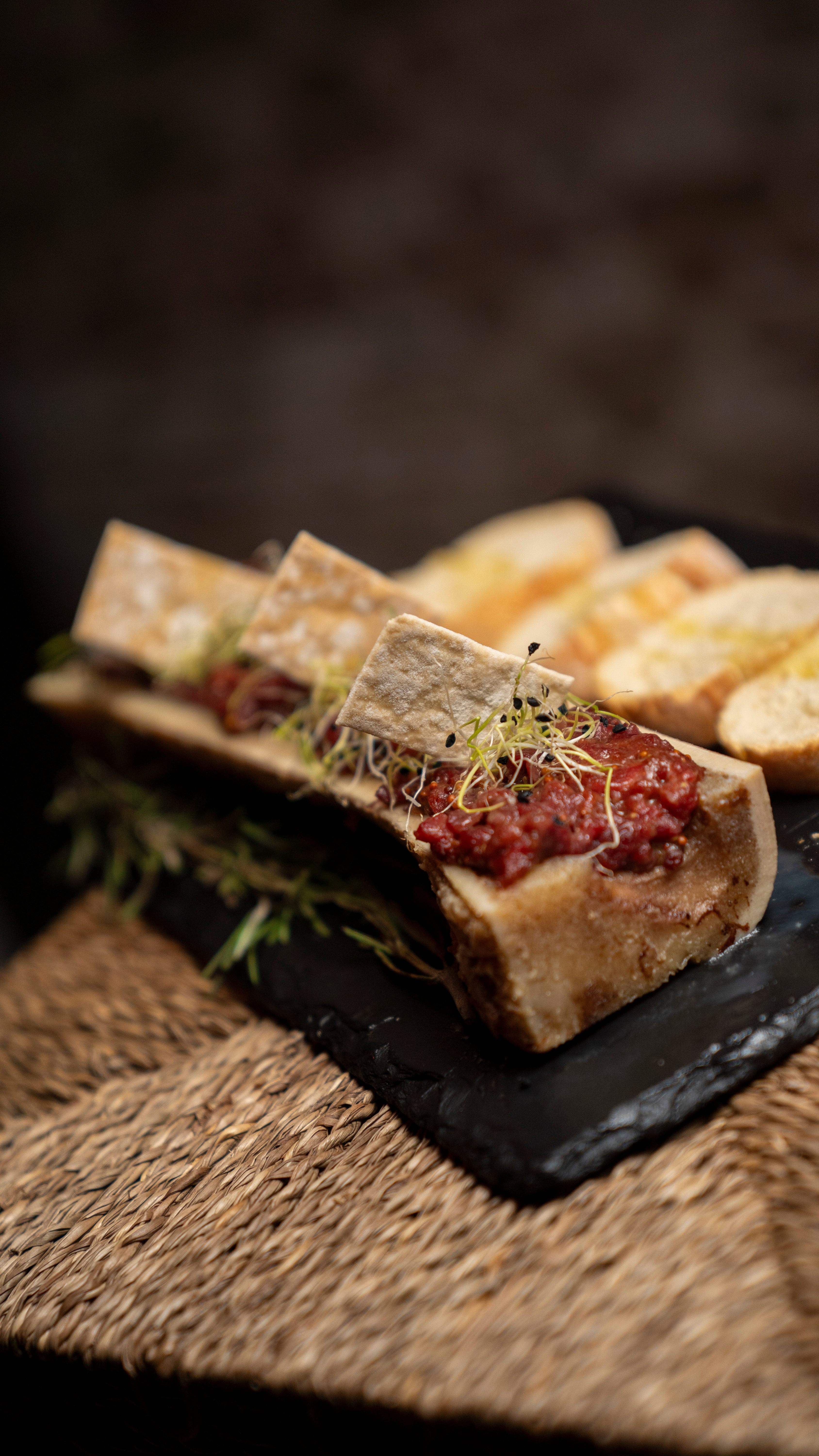 Tuétano gratinado con steak tartar y pan tostado, plato de Vino y Verás en Las Tablas, Madrid