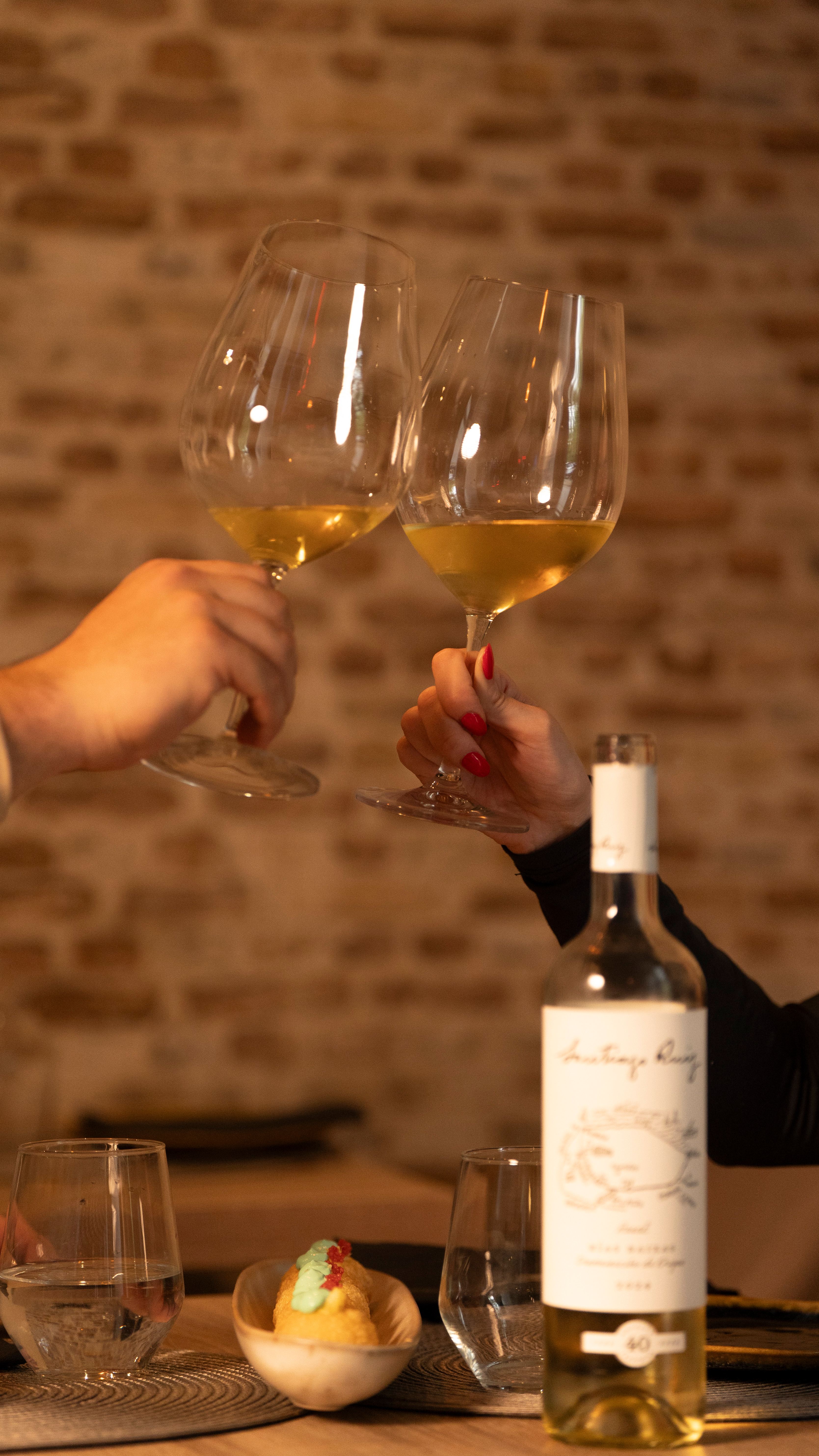 Brindis para celebrar alrededor de la mesa en Vino y Verás, Las Tablas