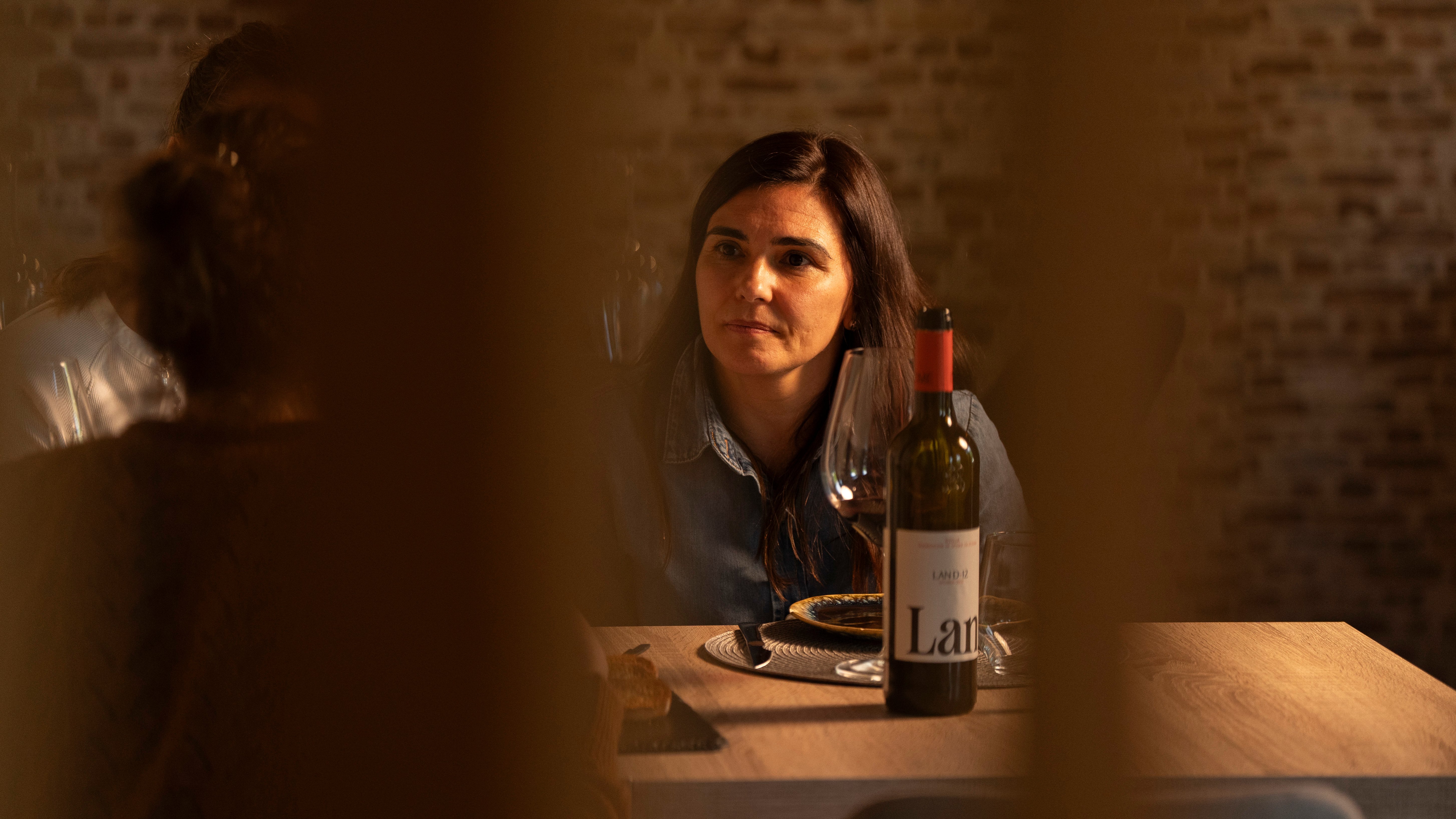 Cena que se alarga con platos al centro y vino en Vino y Verás