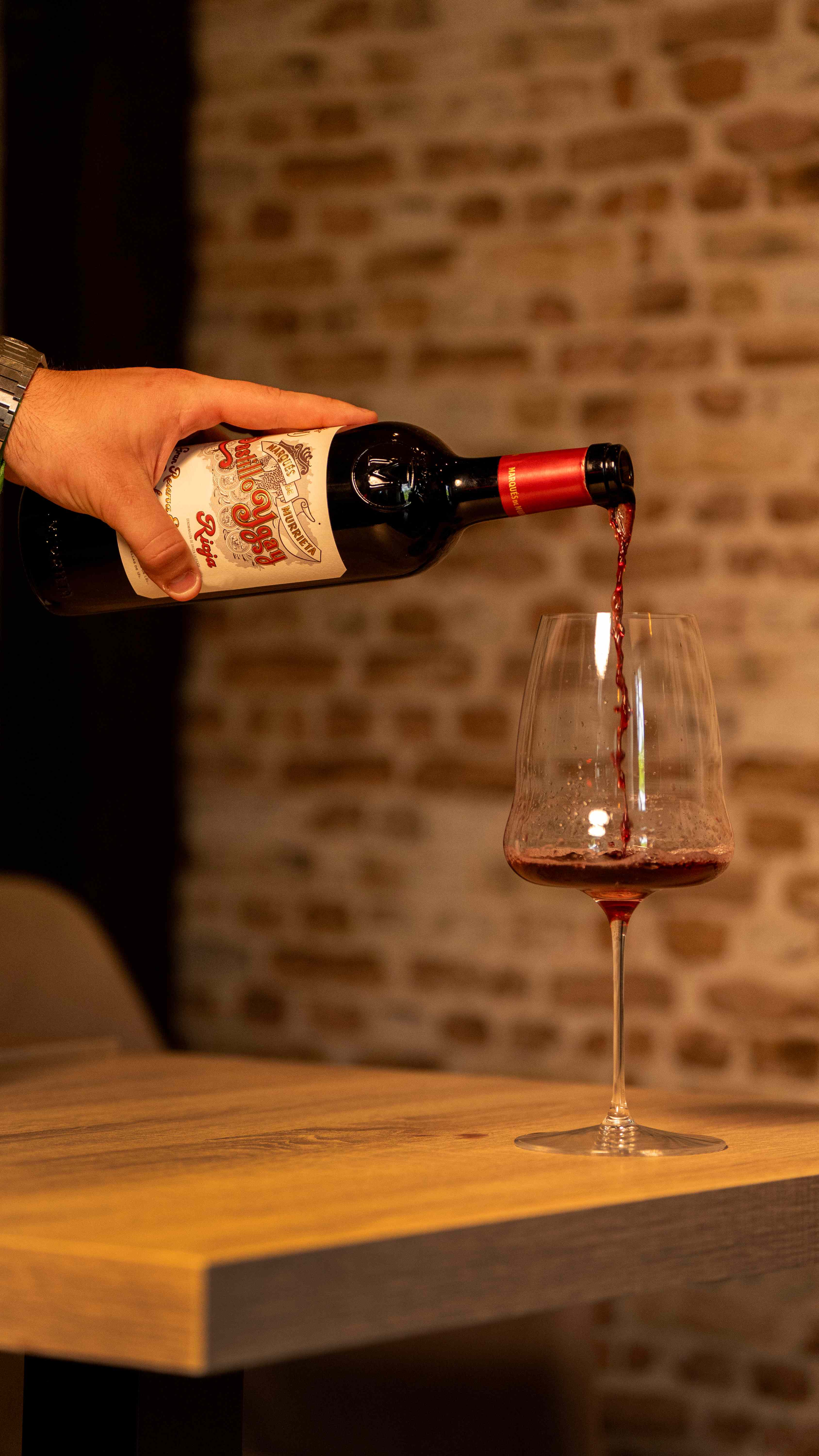 Copa de vino tinto servida después del trabajo en Vino y Verás