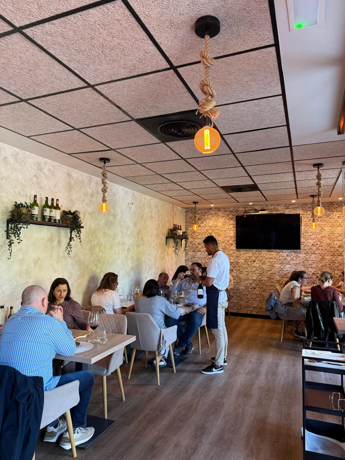 Ambiente animado en Vino y Verás - Restaurante lleno Las Tablas Madrid