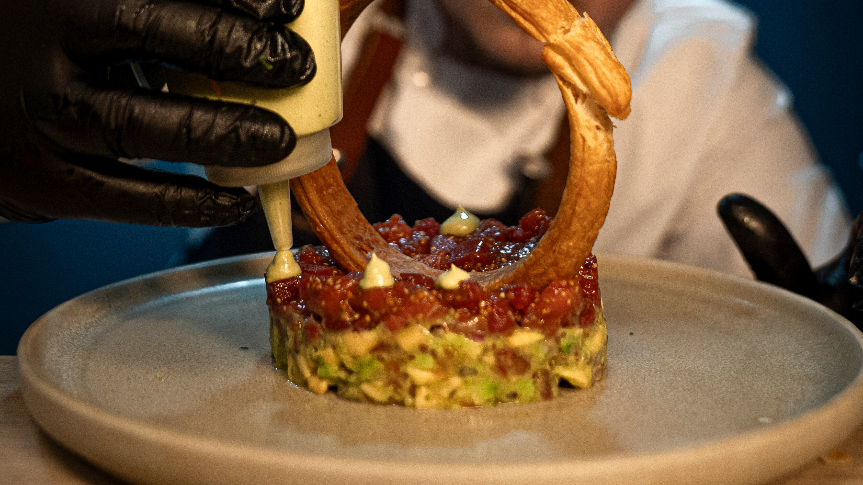 Tartar de atún rojo con crumble - Cocina de autor Vino y Verás Las Tablas